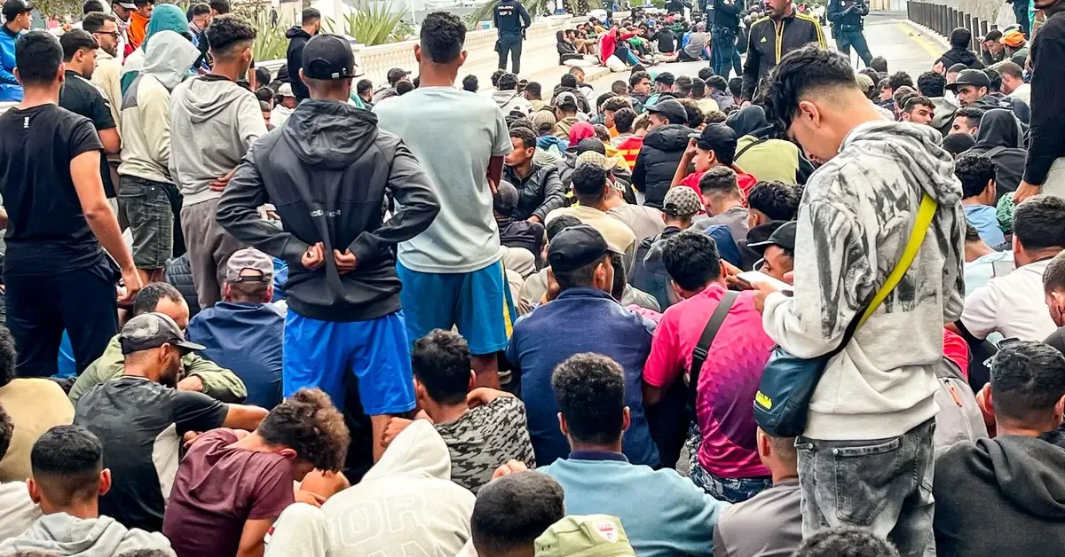 La crisis migratoria en Ceuta se agrava en medio de un apagón provocado por un fallo en la subestación de Algeciras.