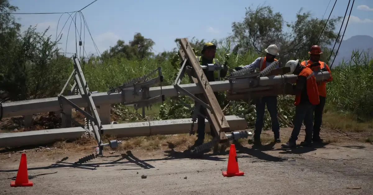 La CFE trabaja en la reposición de postes dañados en Mexicali tras tormenta.