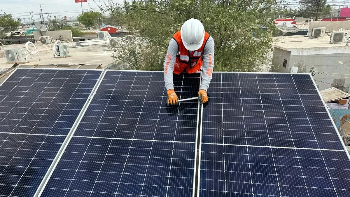 Iniciativa busca beneficiar a familias de zonas con altas temperaturas mediante paneles solares.