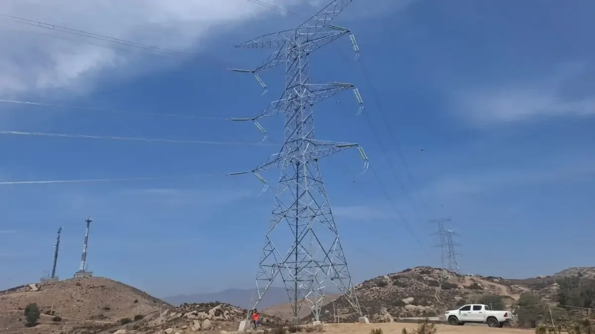 La nueva línea de transmisión mejora la capacidad eléctrica en Baja California, beneficiando a más de un millón de habitantes.