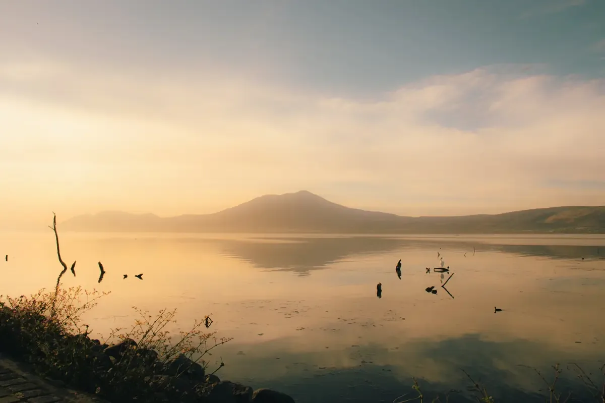 El lago, principal fuente de agua para Guadalajara, muestra una leve recuperación.