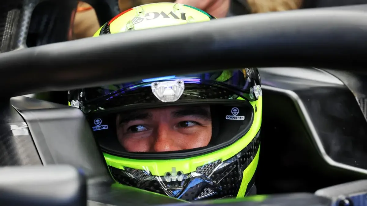 'Checo' Pérez durante las pruebas del monoplaza Cadillac en Silverstone.