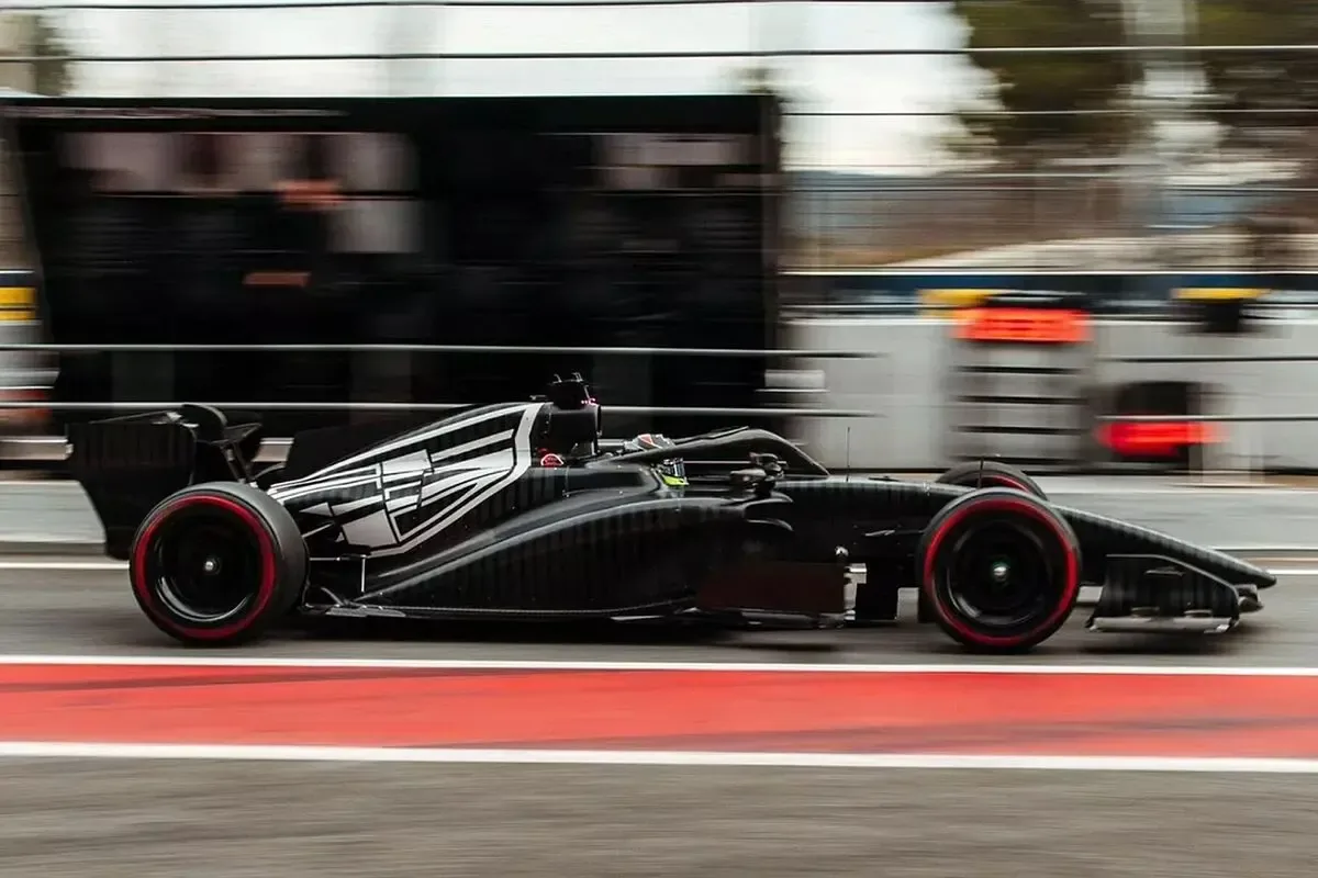 Checo Pérez durante una de las pruebas con Cadillac en Barcelona.