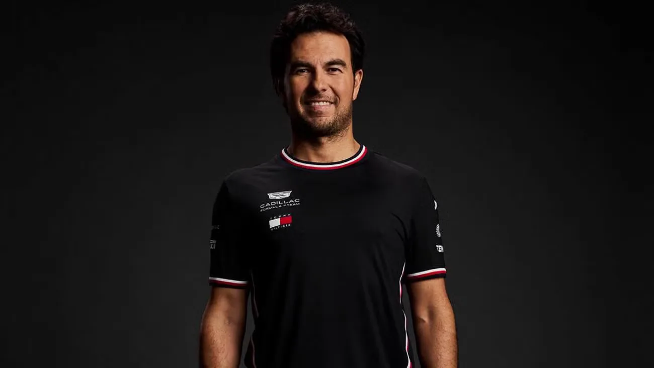 Checo Pérez y su nuevo monoplaza de Cadillac en Barcelona.