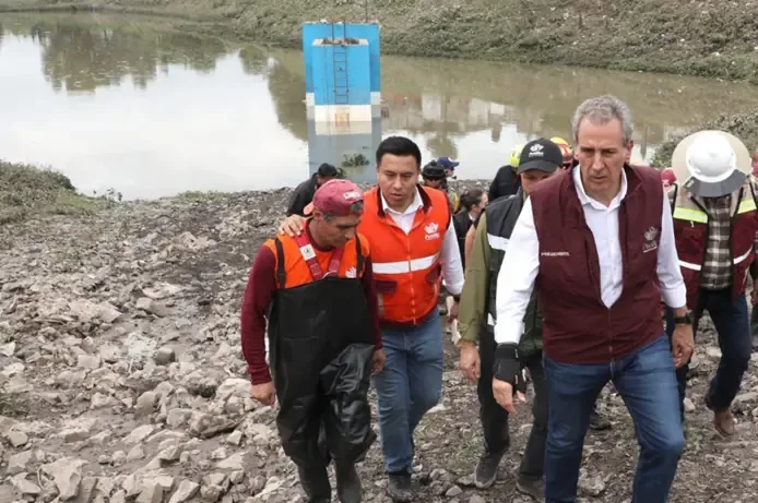 Acciones del gobierno municipal buscan prevenir inundaciones mediante mantenimiento de barrancas y vasos reguladores.
