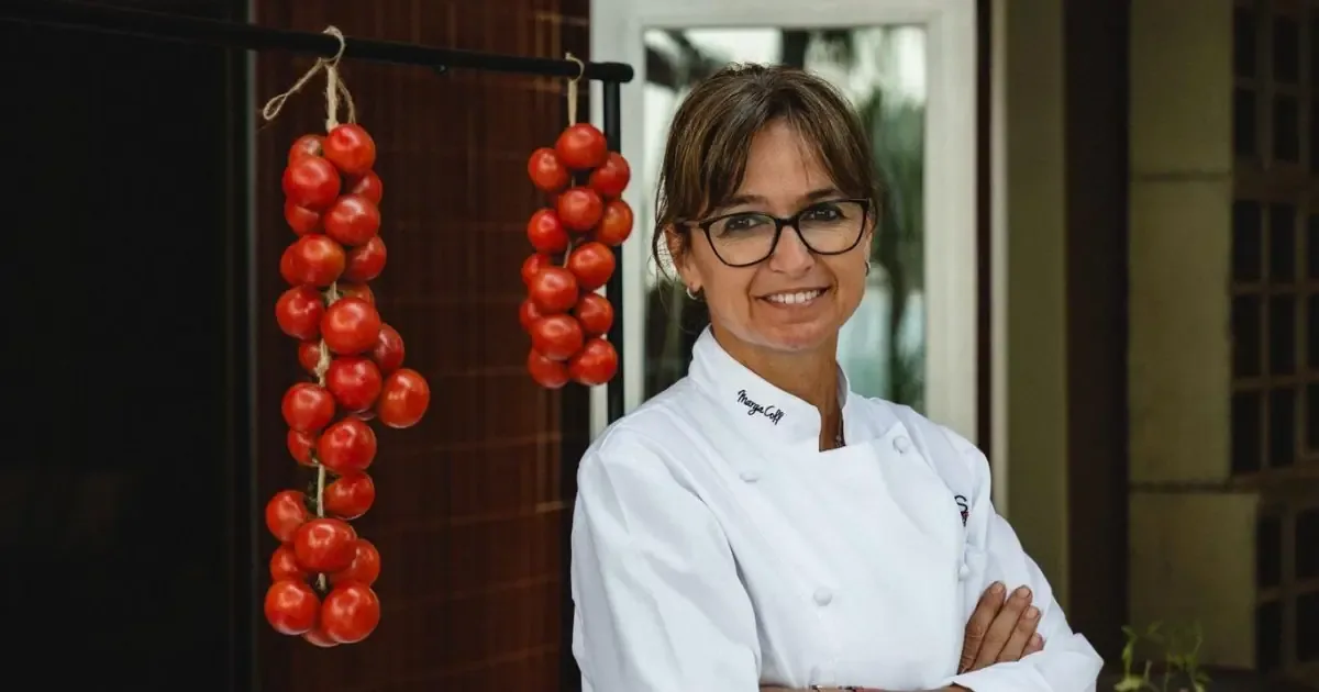 La chef mallorquina busca revitalizar la gastronomía local entre los más jóvenes mediante un nuevo libro de recetas.