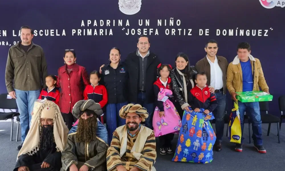 Chepe Guerrero durante la entrega de juguetes en la escuela Josefa Ortiz de Domínguez.
