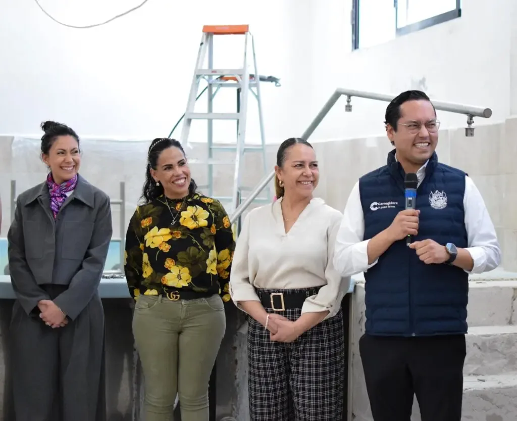 Chepe Guerrero supervisando obras en la Unidad Básica de Rehabilitación del DIF.