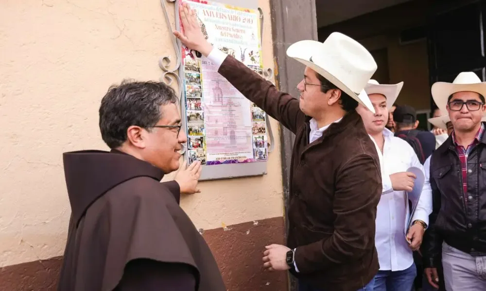 Chepe Guerrero y autoridades inaugurando las Fiestas Tradicionales de Febrero.
