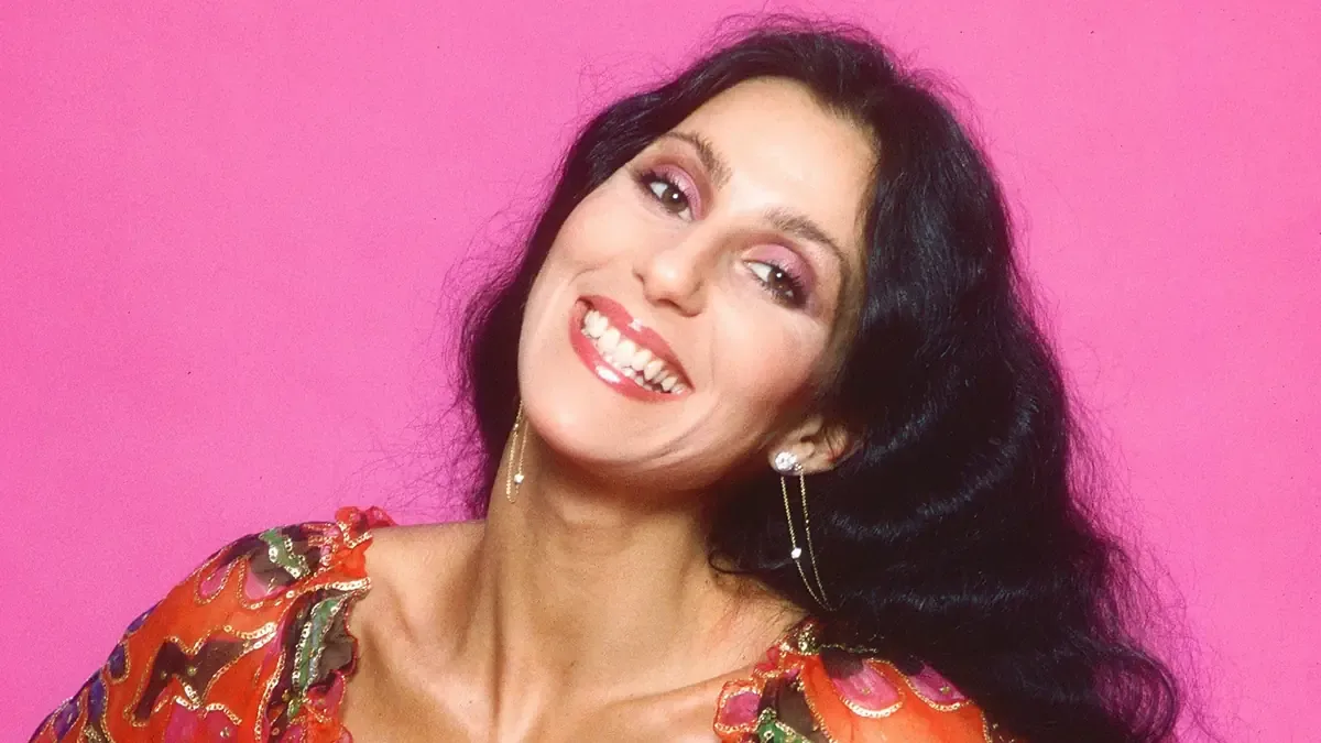 Con una carrera que abarca décadas, Cher sigue siendo un referente de estilo y autenticidad en la música y la cultura.