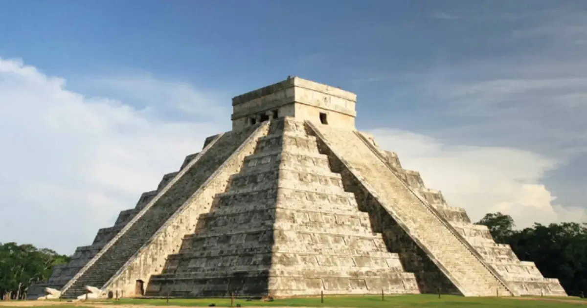 Este patrimonio cultural de México continúa atrayendo a millones de visitantes por su historia y sus impresionantes fenómenos astronómicos.