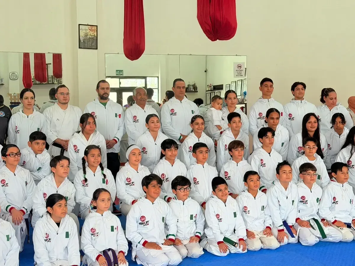 La numerosa delegación simboliza el crecimiento del karate en Chihuahua.