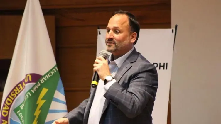 La importancia del liderazgo ético y la participación juvenil en la política fue el enfoque clave de la conferencia.