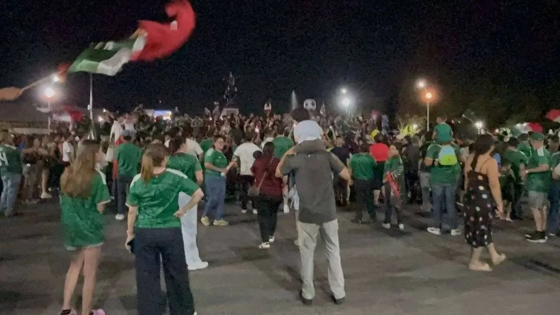 Aficionados se reúnen en la glorieta de Pancho Villa para festejar el avance de la selección.
