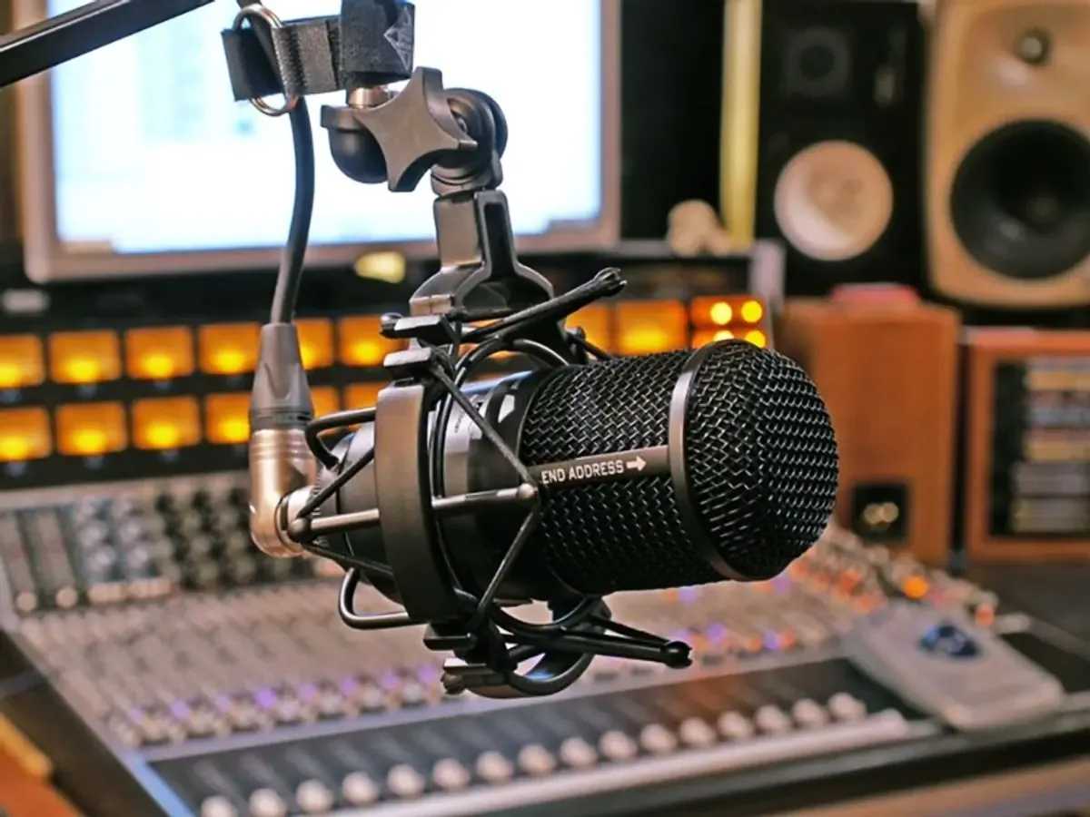 La fecha destaca la importancia de la radio en la comunicación y la cultura chilena.