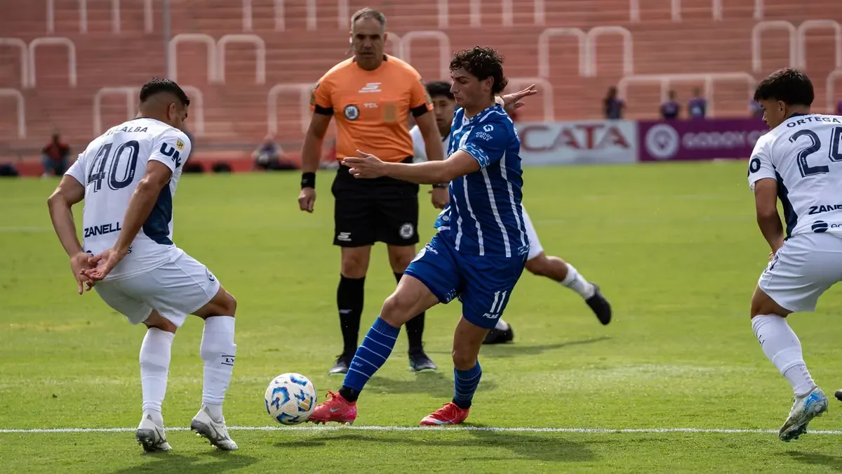 El Guadalajara busca su cuarta victoria consecutiva, mientras los Tuzos intentan salir de la parte baja de la tabla.