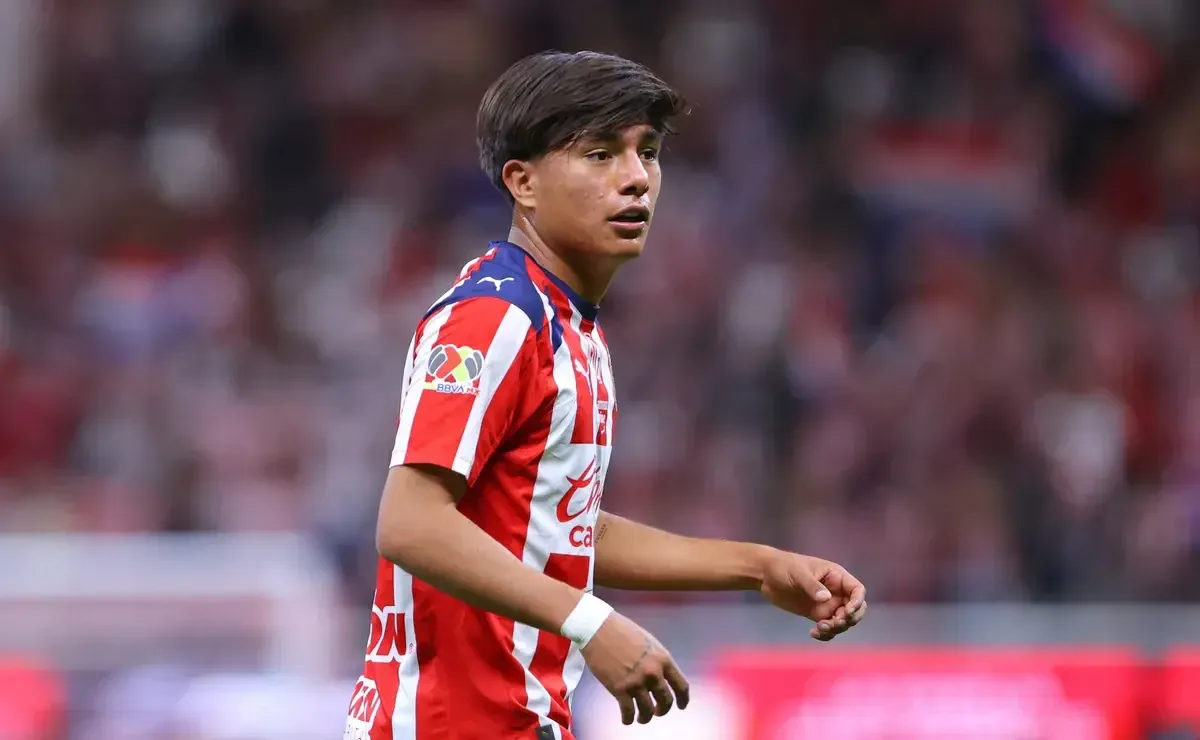 La Selección Mexicana se prepara para el Mundial, mientras Chivas analiza su plantilla y futuros fichajes.
