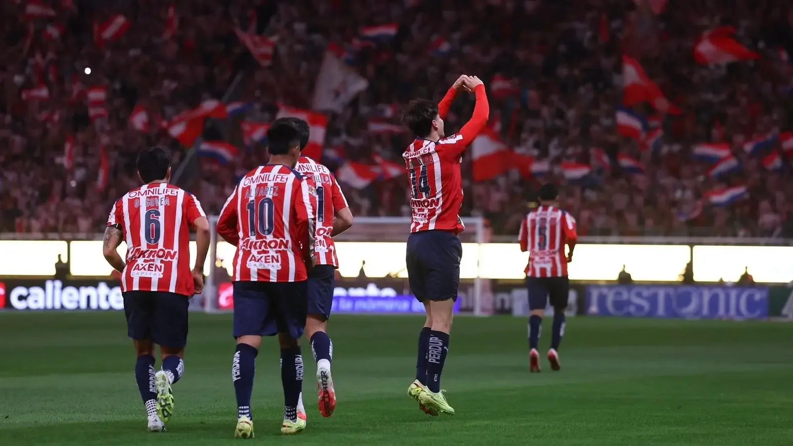 Chivas se enfrenta a Querétaro en su búsqueda de continuar invictos.