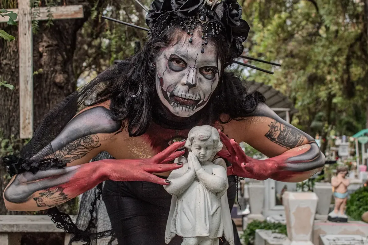 Los jugadores de Chivas deslumbran con su creatividad en la fiesta de Halloween, creando un ambiente festivo previo a su partido.
