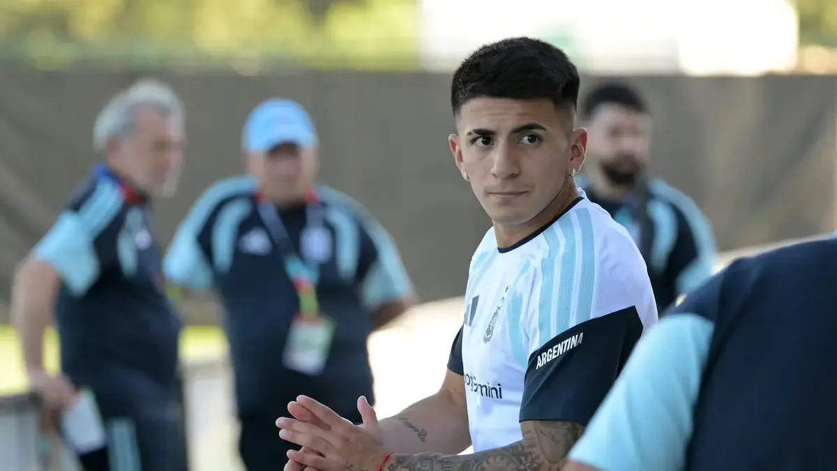 La llegada del jugador con un mate sorprende y divierte a los aficionados.
