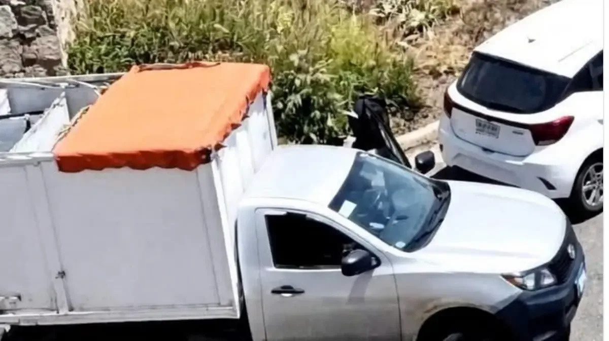 La agresión ocurrió tras un incidente vial, dejando al chofer con graves heridas.