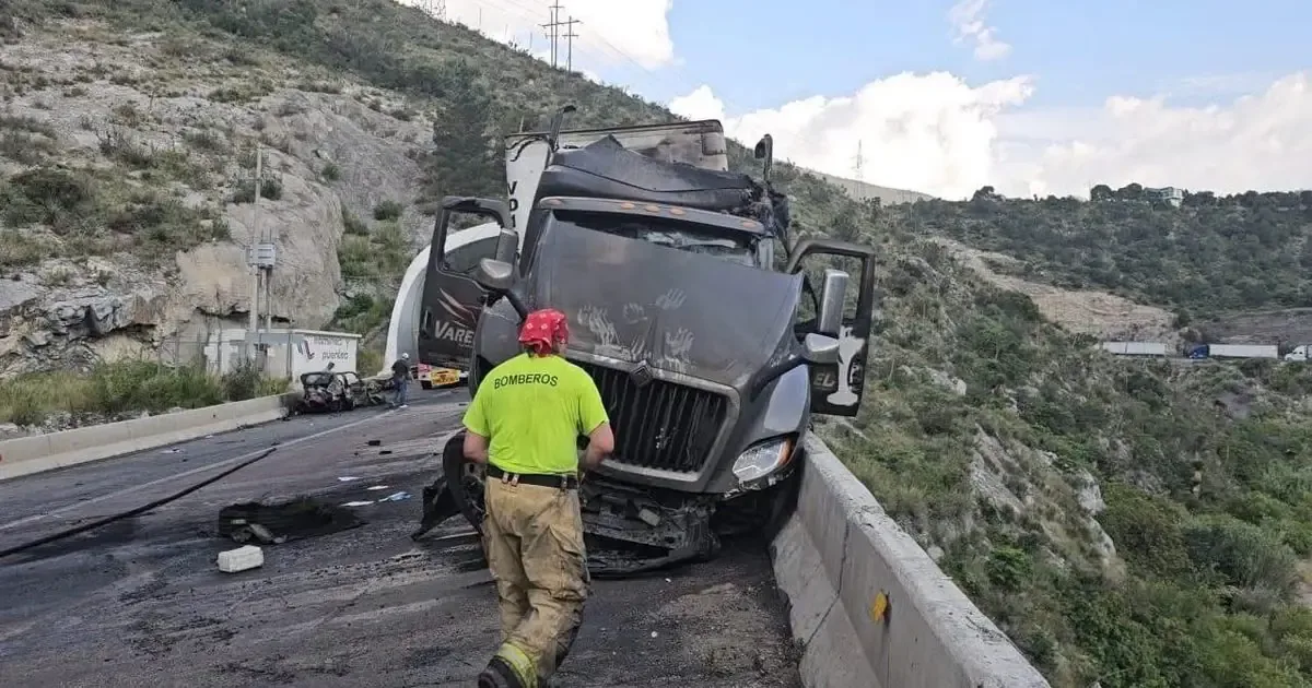 Un brutal choque múltiple en Los Chorros resultó en la trágica muerte de un conductor y varios heridos.