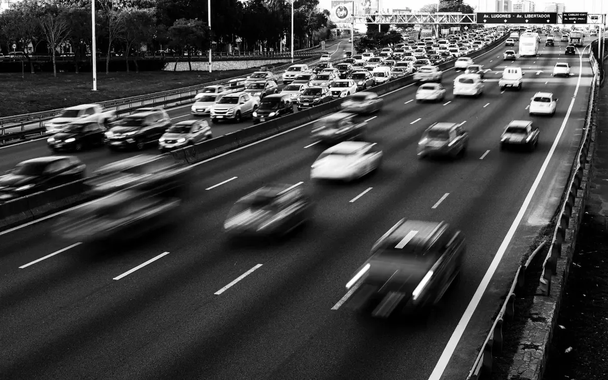Un choque entre una camioneta y un tractocamión deja dos personas con lesiones menores y caos vial en la autopista.