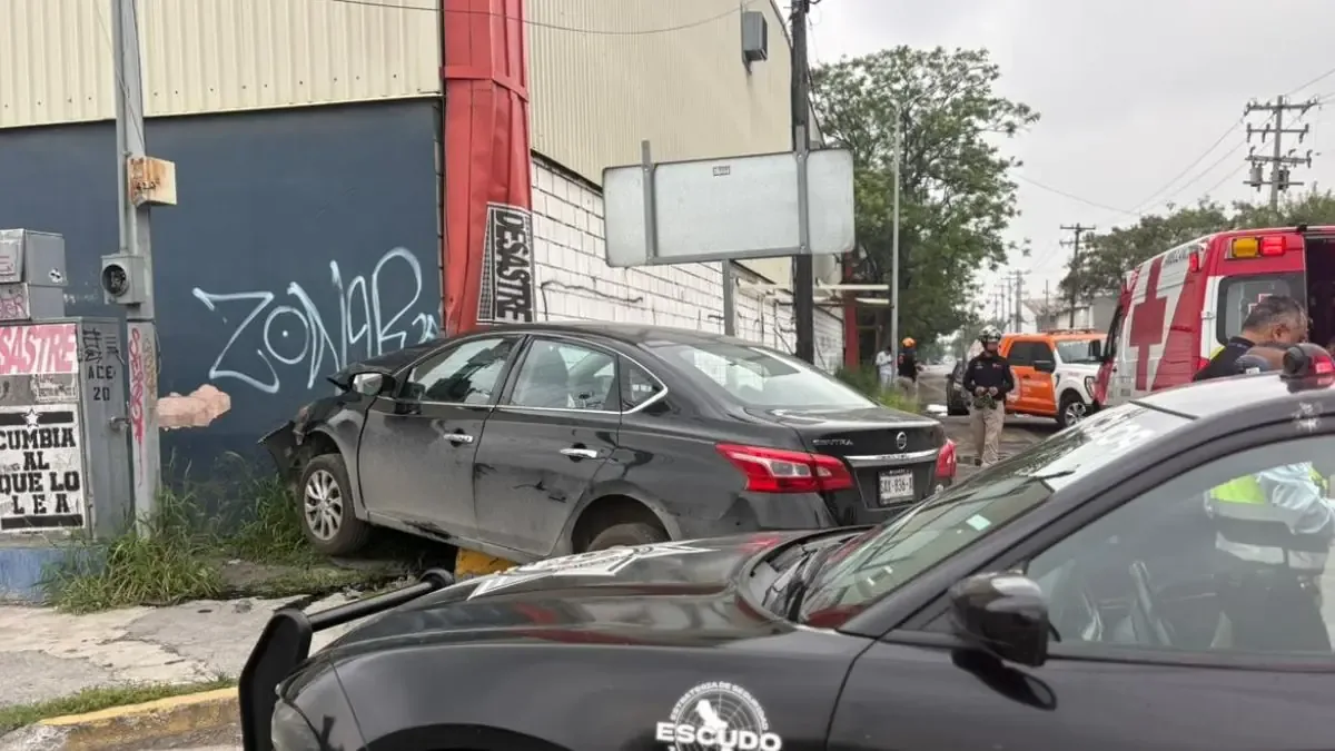 Un accidente automovilístico en Monterrey causó lesiones a cuatro jóvenes, quienes requerían atención médica en el lugar.