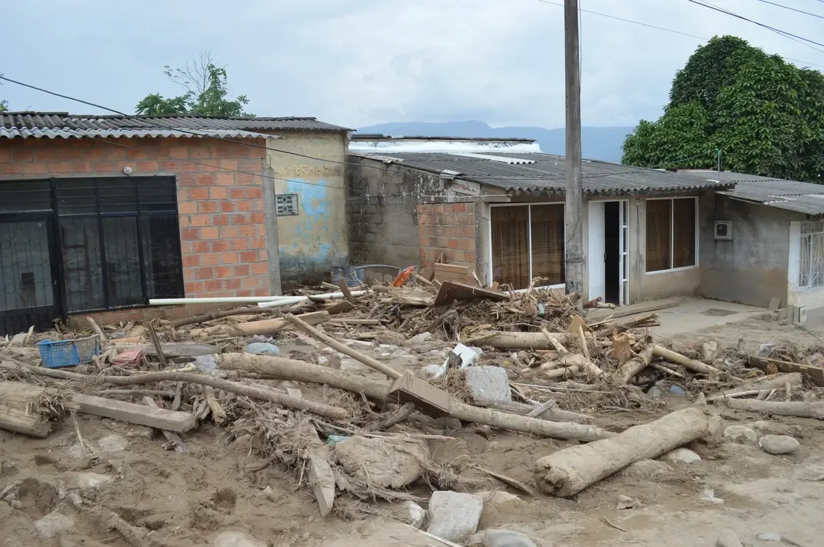 Un accidente vehicular en el bulevar Benito Juárez causa solo daños materiales y sin víctimas.