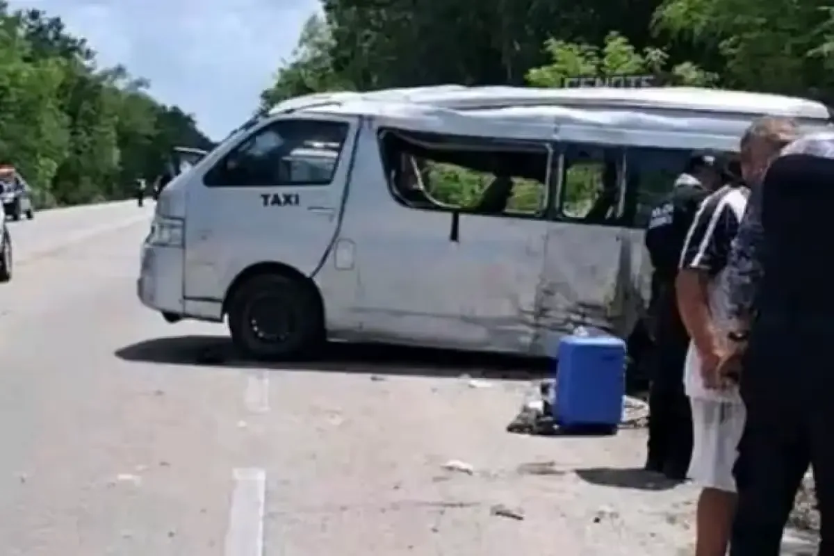 Ocho personas resultaron lesionadas en un choque múltiple que involucró una VAN de taxi y un camión Torton.