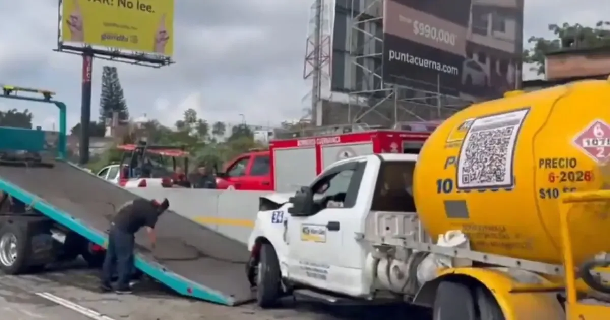 Un accidente múltiple con cinco vehículos, incluida una pipa de gas LP, provoca alertas en cuerpos de emergencia.