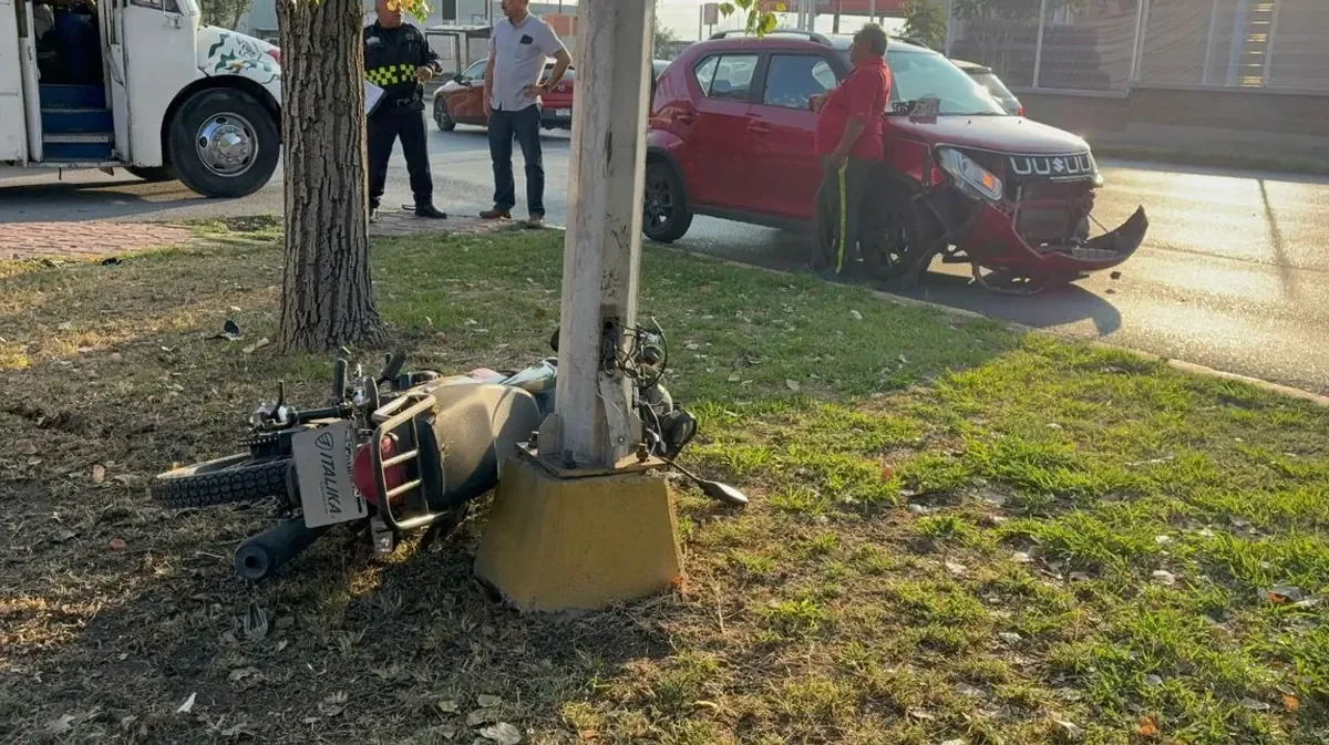 Un motociclista de 24 años fue atendido en el lugar tras un accidente con una camioneta en Saltillo.
