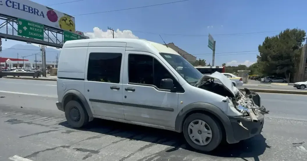 Accidente en el periférico de Saltillo causó daños materiales, sin heridos.