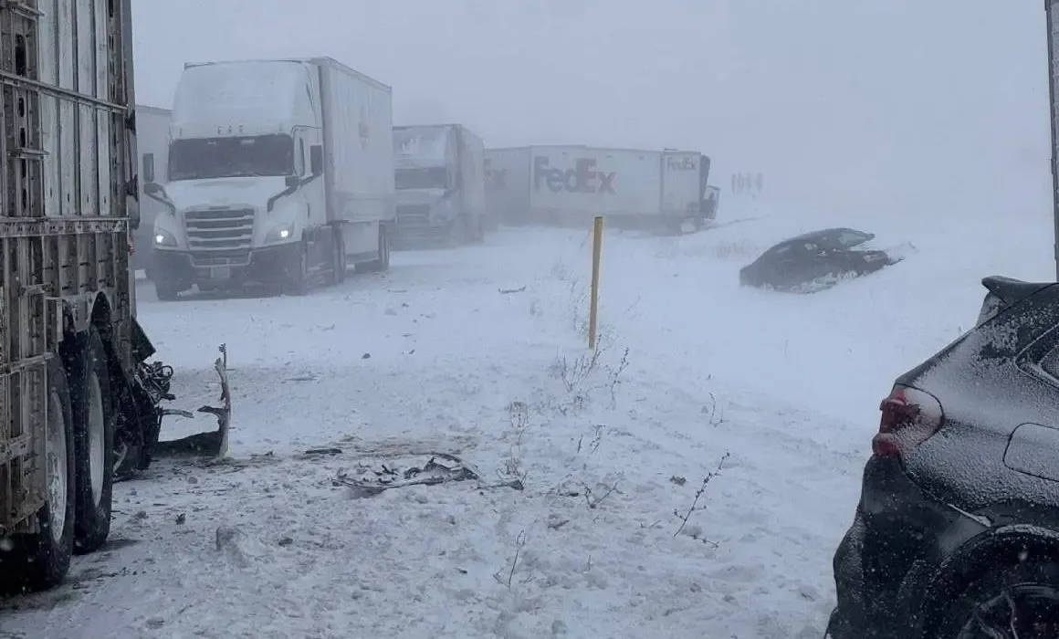Choque masivo en la Interestatal 196 debido a la tormenta de nieve en Michigan.