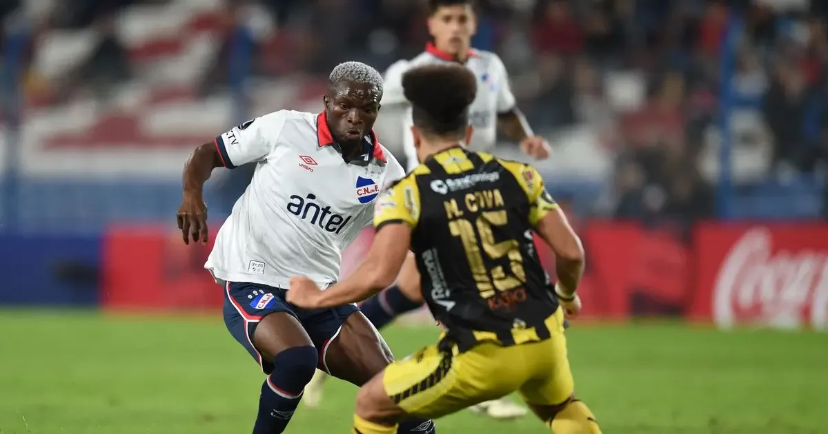 Christian Ebere, nuevo fichaje de Cruz Azul, en acción con Nacional.