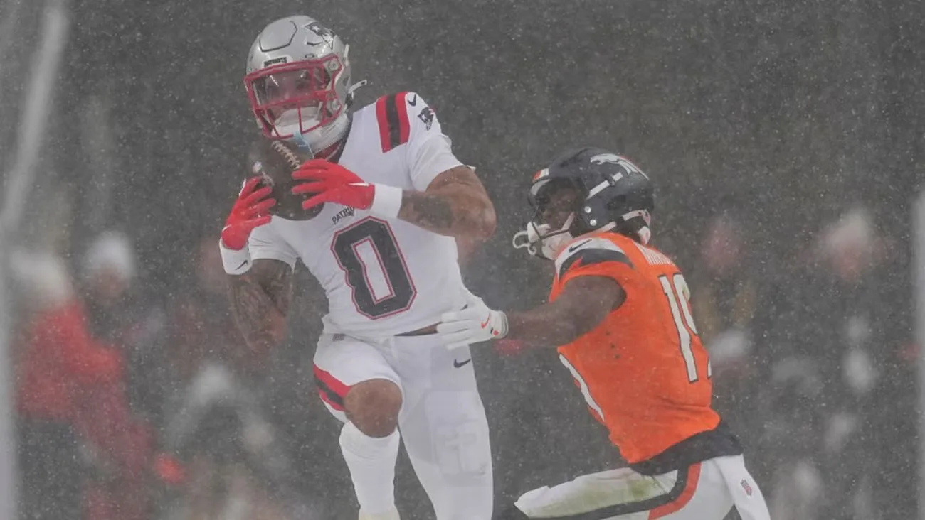 Christian González celebrando la intercepción que llevó a los Patriots al Super Bowl.