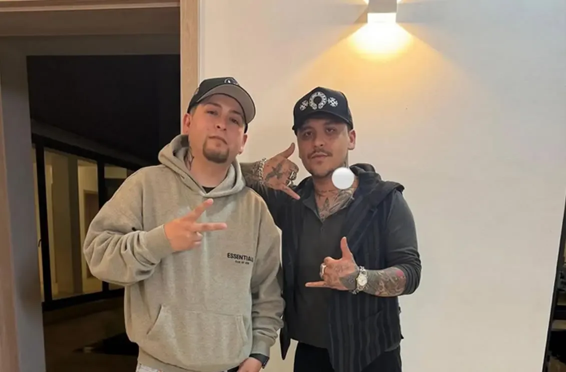 Christian Nodal y Ángela Aguilar durante la sesión de tatuaje en CDMX.