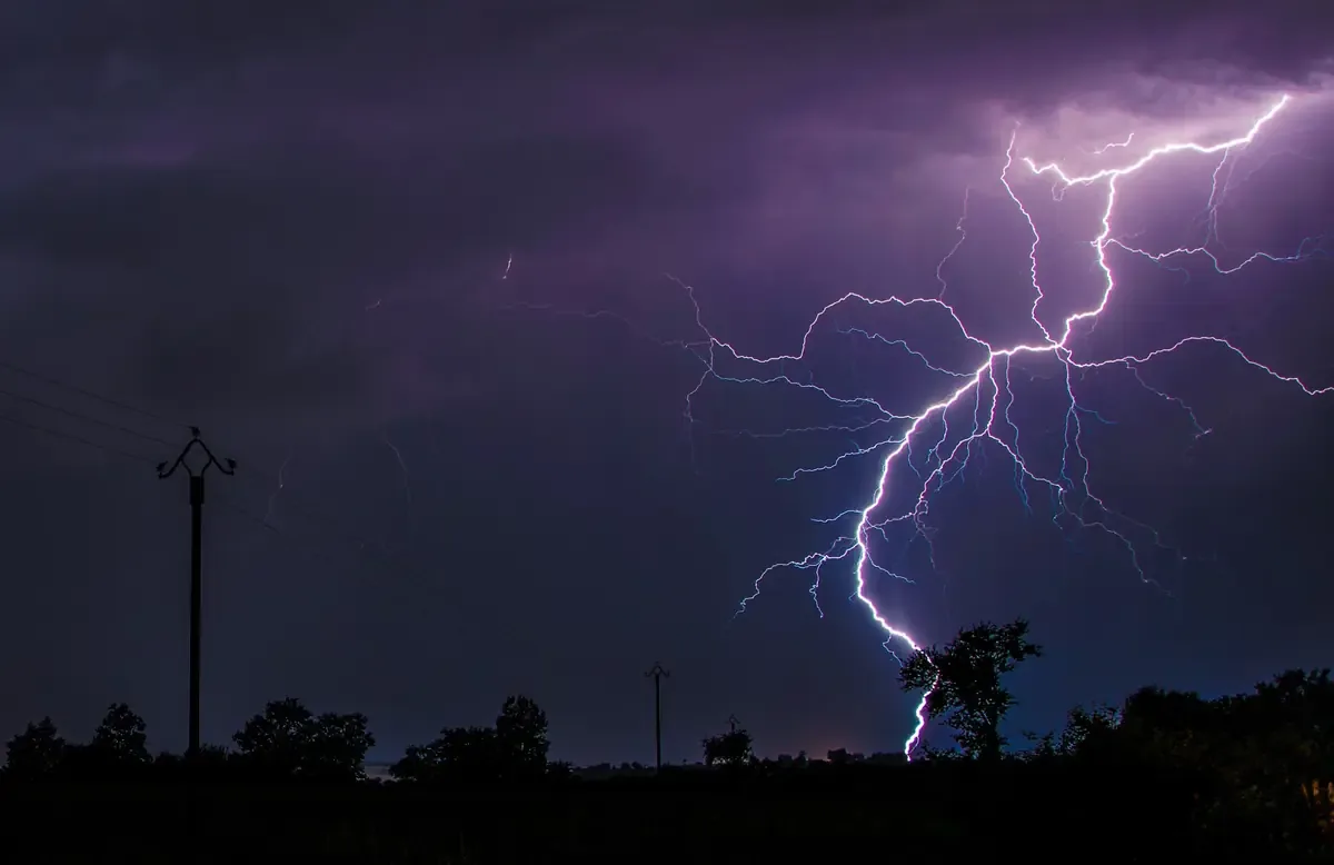 La AEMET alerta sobre chubascos y tormentas que afectarán varias regiones de la Península este lunes.