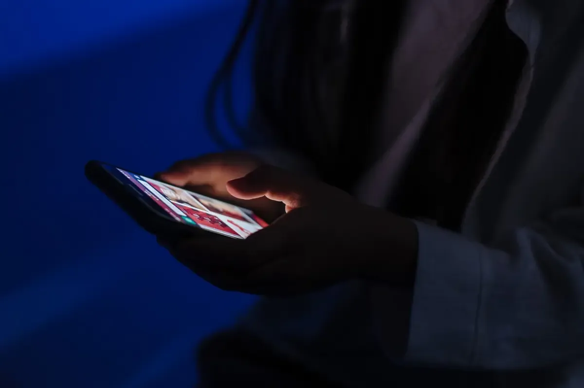 La seguridad digital de adolescentes se ve amenazada por grupos en redes sociales.