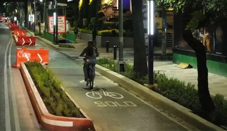 Un video muestra a una ciclista bloqueando el paso a motociclistas en la nueva ciclovía, generando debate sobre la invasión de estos espacios.