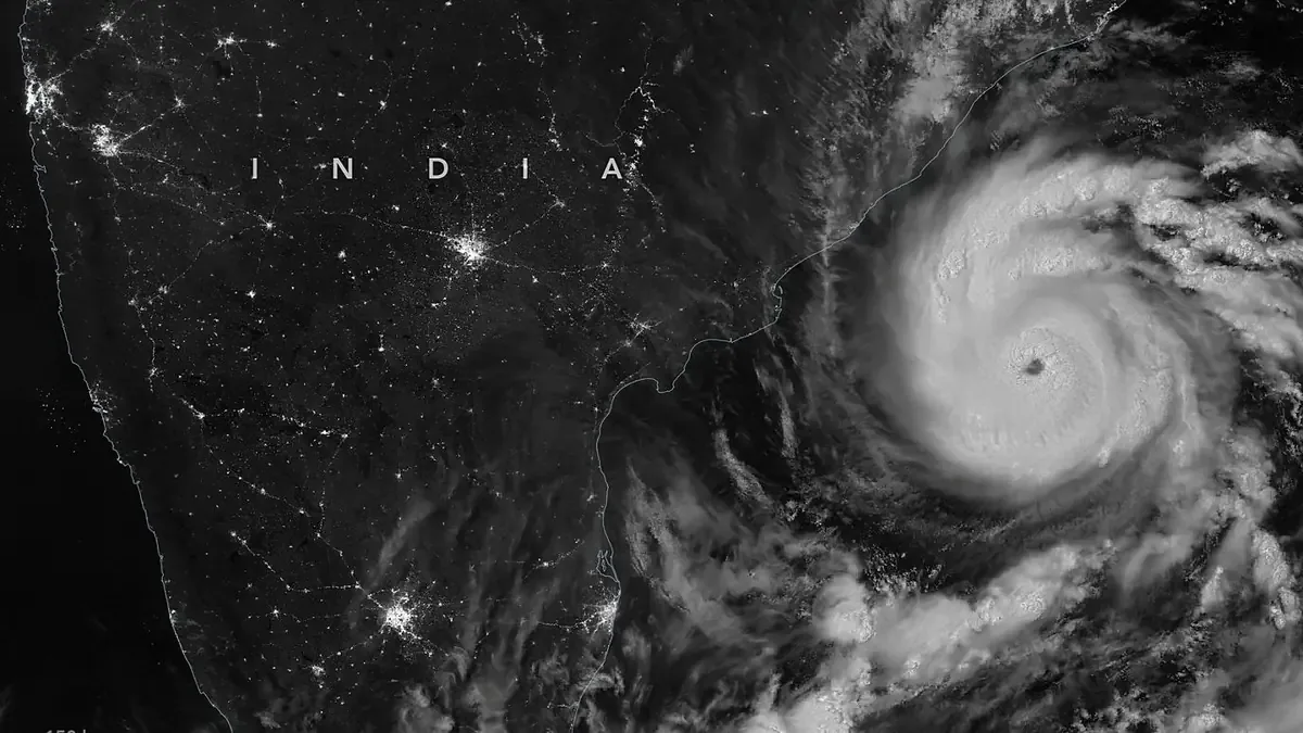 El poderoso ciclón tocó tierra en Andhra Pradesh dejando un panorama de destrucción.