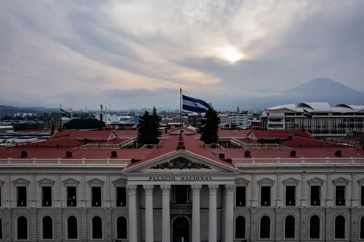 El Servicio Meteorológico Nacional monitorea la formación de un posible ciclón en el Pacífico.