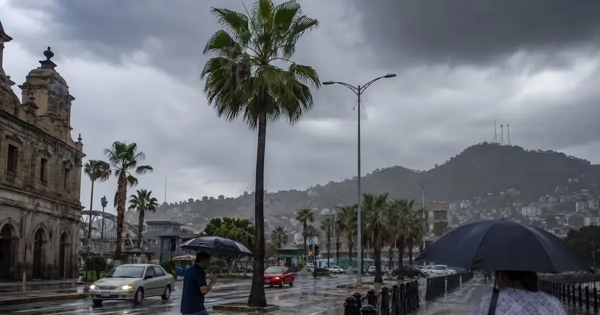 Un ciclón tropical y un frente frío provocan lluvias intensas y vientos en diversas regiones del país.