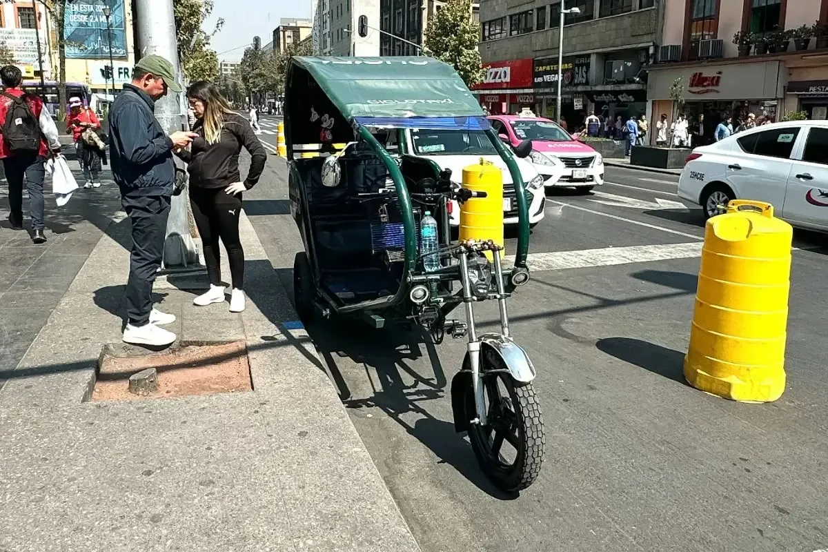 Ciclotaxis en el Centro Histórico obstaculizando el tráfico vehicular y peatonal.