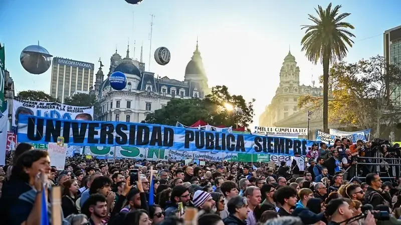 La comunidad educativa argentina se movilizó para exigir la implementación de la ley de financiamiento universitario ante la crisis educativa.