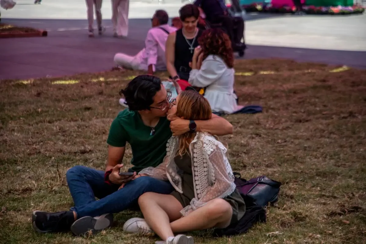 Cientos de personas disfrutan de un jardín especial en la capital para el 14 de febrero.