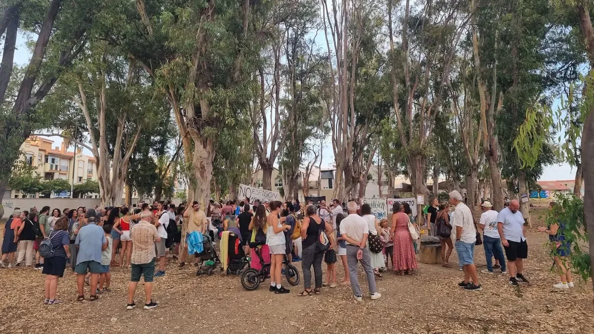 La comunidad rechaza un proyecto que consideran dañará su entorno natural y cultural.