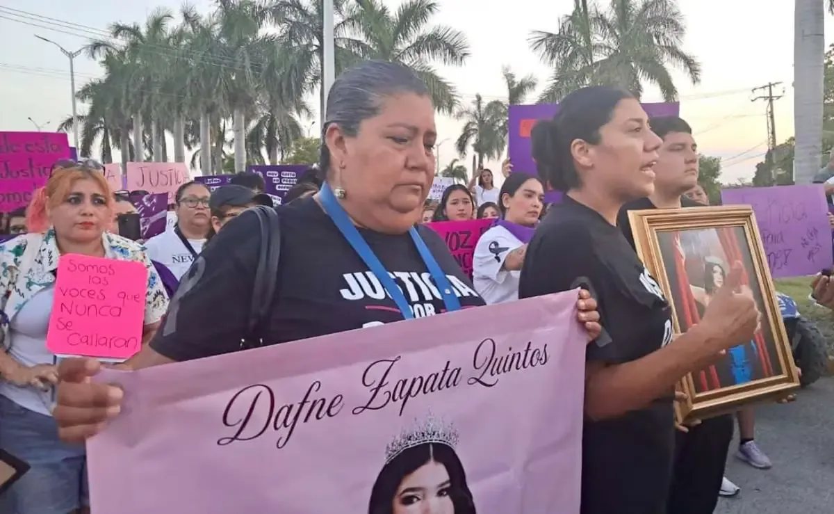 La madre de Dafne lidera una marcha en exigencia de justicia tras su misteriosa muerte en una academia militarizada.