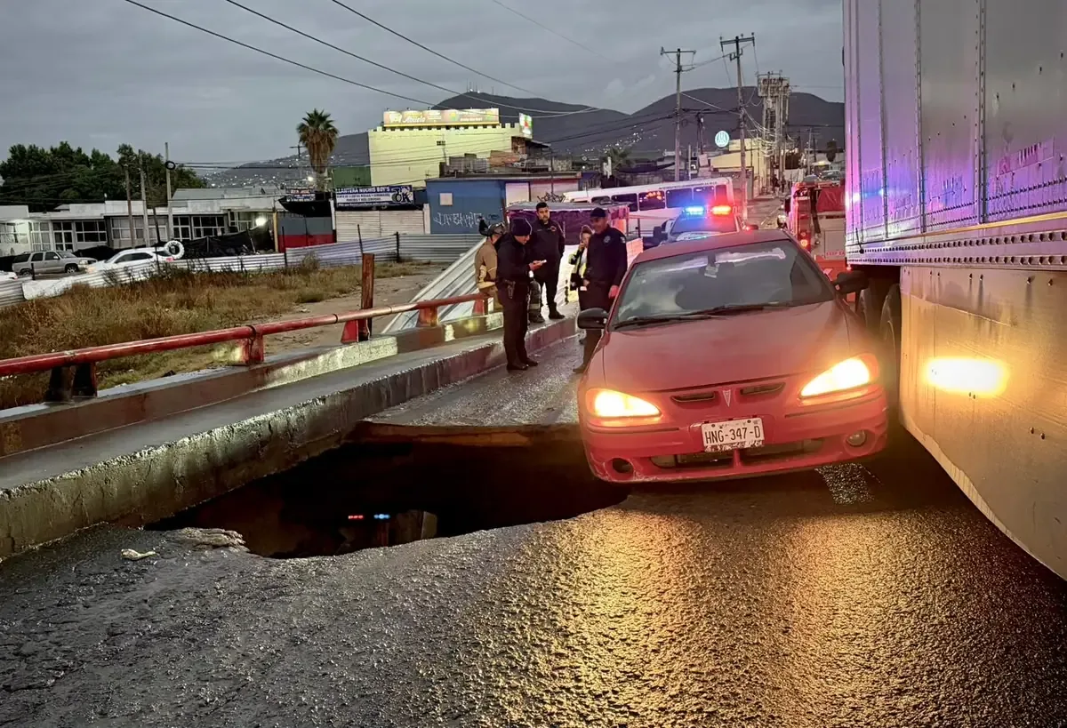 Un socavón en Tijuana obliga al cierre de la vialidad tras el atrapamiento de un vehículo.
