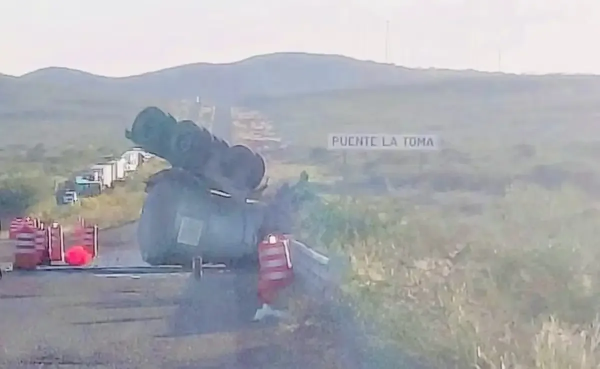 El accidente provoca el cierre de la carretera mientras se realizan labores de limpieza y verificación.